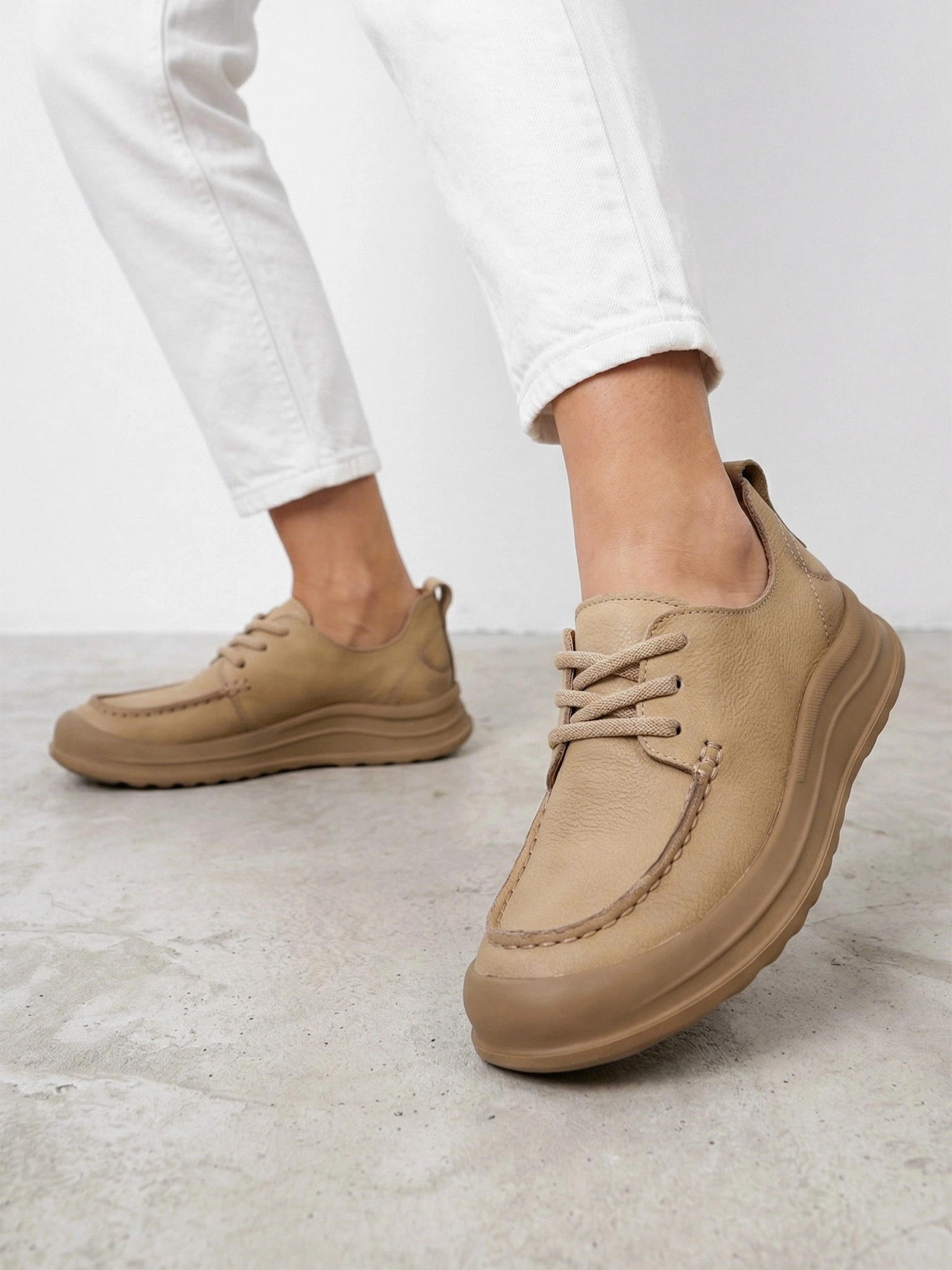 Лоферы бежевого цвета из натурального нубука на низкой подошве